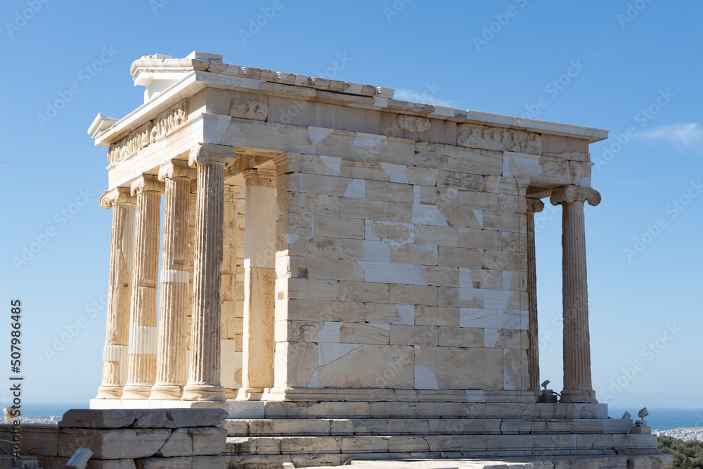 Obraz premium Akropolis in Athen - Nike Tempel mit Säulen - Griechenland
