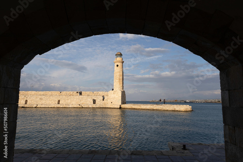 Venezianischer Hafen mit Leuchtturm in Rethymnon - Kreta: Blick durch einen Torbogen - Griechenland