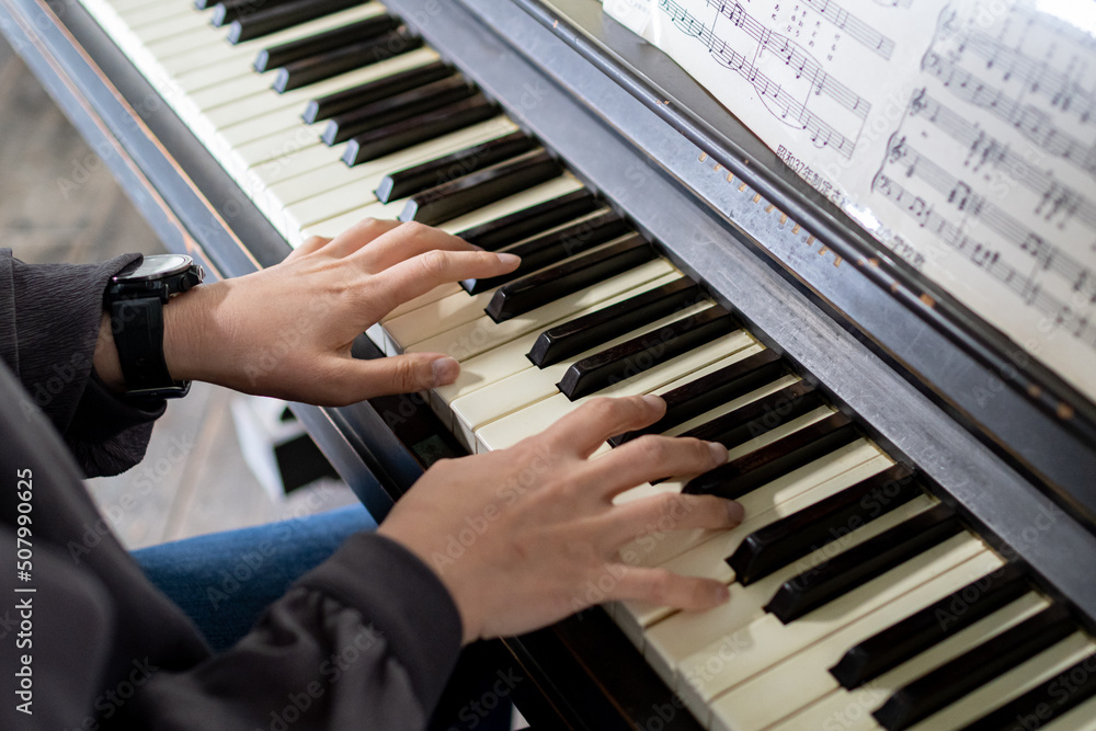 Obraz premium ピアノを弾く