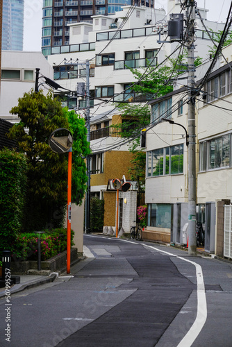 Fototapeta Naklejka Na Ścianę i Meble -  東京港区赤坂7丁目のカーブミラーのある道