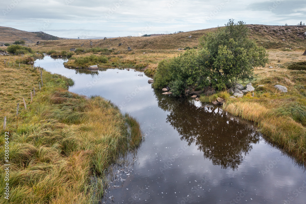 le lit de la rivière Le Bès dans l'Aubrac dans le massif central