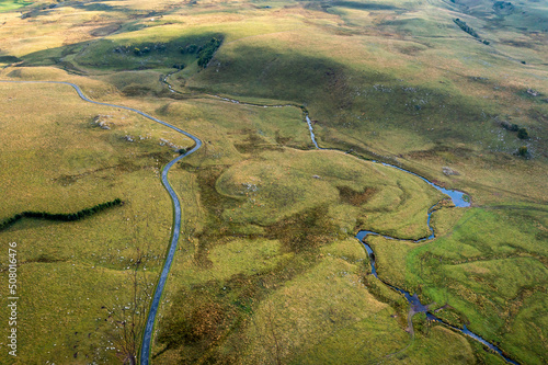 Une route qui suit le lit de la rivière Le Bès dans l'Aubrac en Lozère en Occitanie