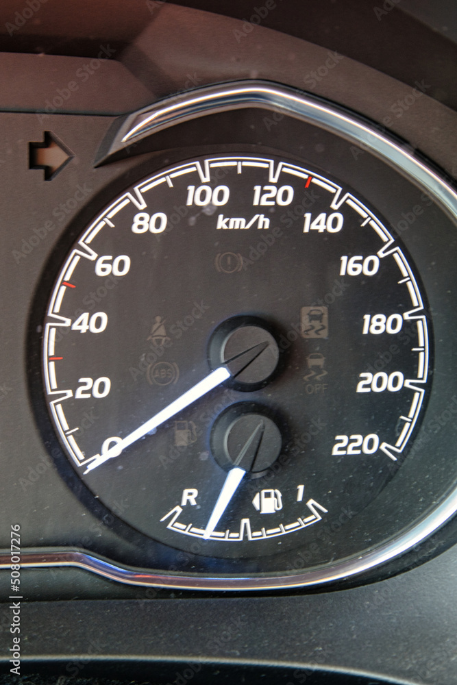 Fototapeta premium Tankanzeige im Auto zeigt fast leeren Tank