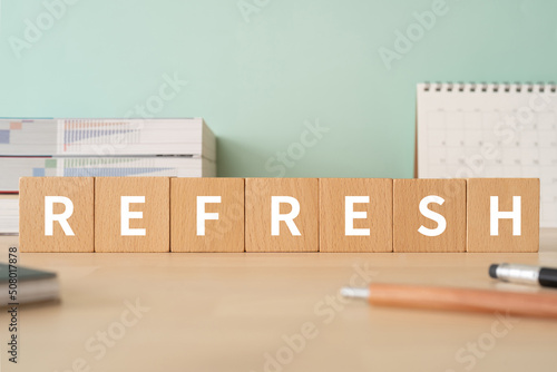 リフレッシュのイメージ｜「REFRESH」と書かれた積み木が置かれたデスク photo