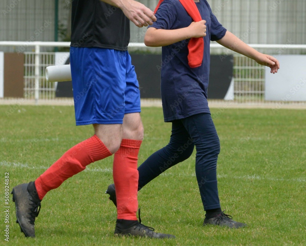 le joueur et l'adolescent sur le terrain de football le joueur et l'adolescent sur le terrain de football
