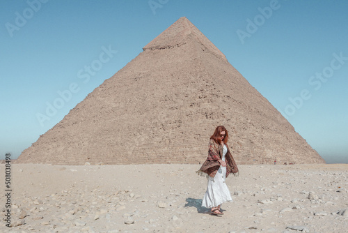 Woman wandering around the Pyramids of Giza in Caïro.