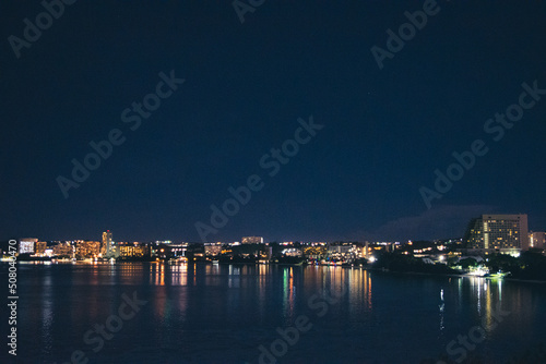 グアムの夜景 ウォーターフロント 夏休みの休暇イメージ 夕暮れから夜へ 背景素材