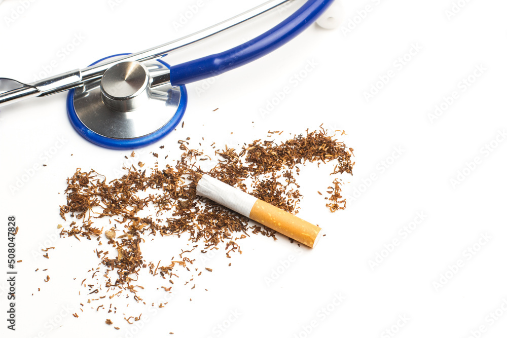 Un cigarrillo y tabaco junto a un estetoscopio sobre un  fondo blanco. Vista de frente y de cerca. Copy space - obrazy, fototapety, plakaty 
