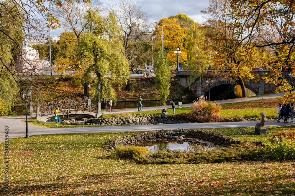 Obraz premium Riga, Latvia, 19 October 2021: Beautiful Bastejkalna Central Park with canals near the Latvian National Opera at autumn sunny day, bridge over water