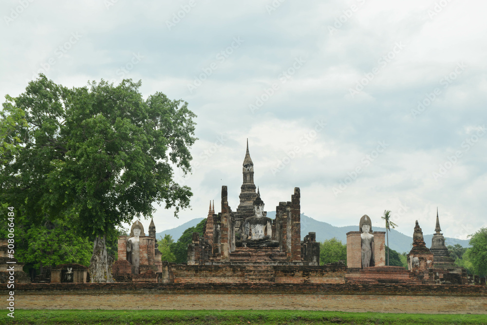Obraz premium Panning of main buddha statue and Phum Khao Bin Pagoda (the sukhothai pagoda unique) in Wat Maha That at the Historical Park in Sukhothai.