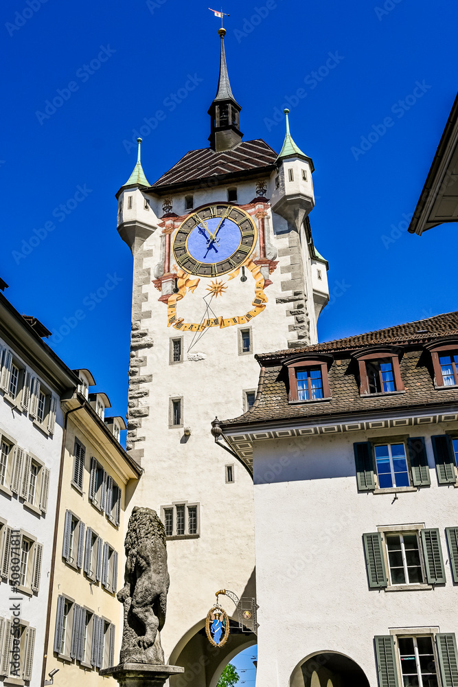 Obraz premium Baden, Stadtturm, Altstadt, Wehrturm, Löwenbrunnen, Altstadthäuser, Stadt, Limmattal, Limmat, Fluss, Aargau, Sommer, Schweiz