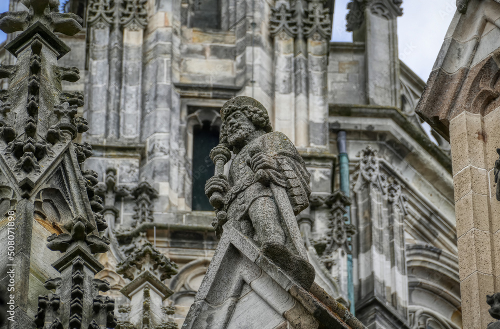 Steinfigur auf einer historische Kathedrale in s’Hertogenbosch