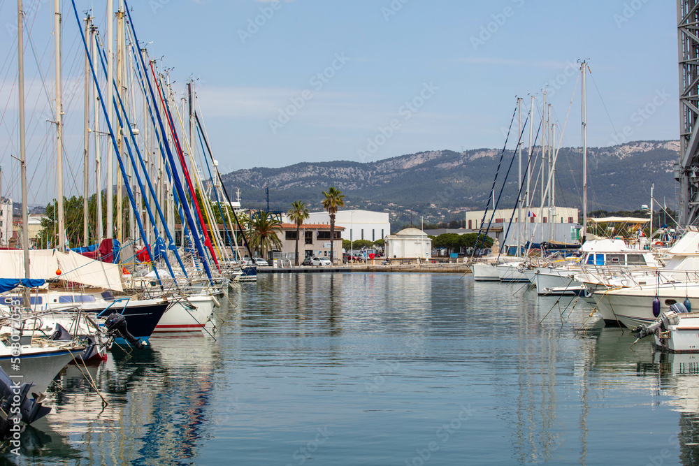 Yachts dans le port de La Seyne-sur-mer en France