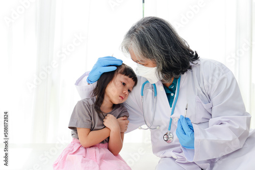 фотографія Doctors vaccinate girls to prevent coronavirus