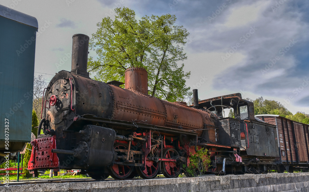 Naklejka premium Dampflok, Dampflokomotive, Aufarbeitung, abgestellt, restaurieren, Kessel, Führerkabine, Rauchfang, Rad, Räder, Schalspur, Schmalspurlok, Baureihe, Schmalspurbahn, Steyrtalbahn, Museumsbahn, Kondensat