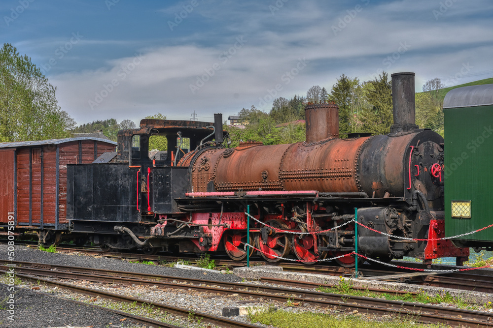 Naklejka premium Dampflok, Dampflokomotive, Aufarbeitung, abgestellt, restaurieren, Kessel, Führerkabine, Rauchfang, Rad, Räder, Schalspur, Schmalspurlok, Baureihe, Schmalspurbahn, Steyrtalbahn, Museumsbahn, Kondensat