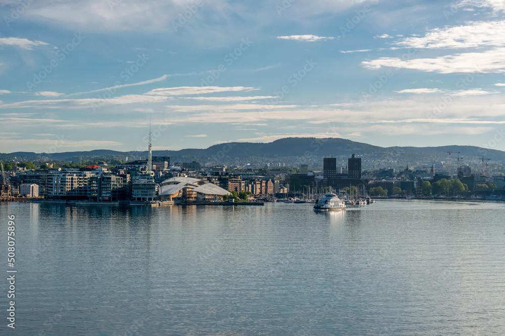 Blick vom Fjord auf die Stadt
