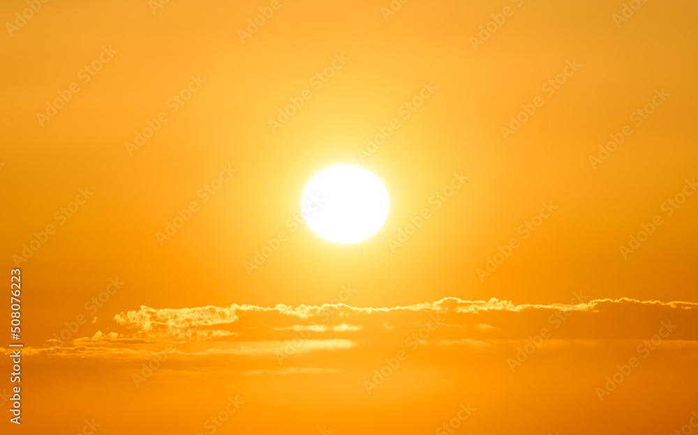 水平線の日の出と雲