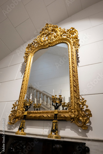 Lujose Espejo dorado de oro renacentista en la Abadía del Sacromonte, Granada, Andalucía, España, Europa