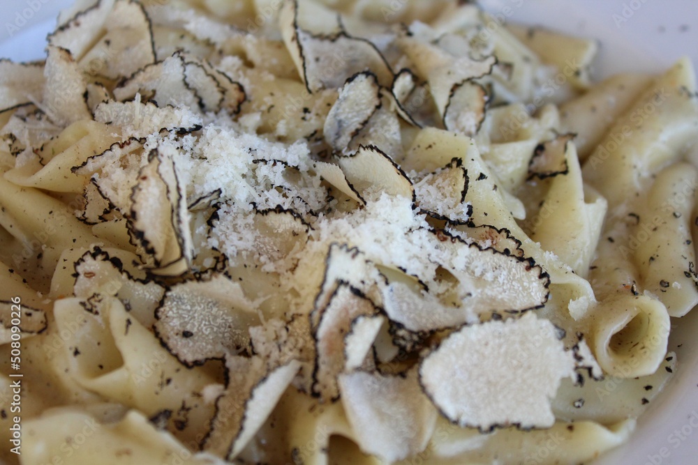 Trüffel mit selbstgemachter Pasta und Parmesan, eine Spezialität in Istrien, Kroatien. Nahaufnahme Trüffel mit selbstgemachter Pasta und Parmesan, eine Spezialität in Istrien, Kroatien. Nahaufnahme