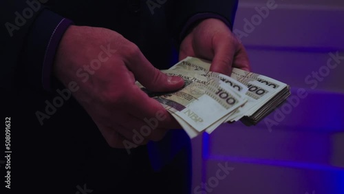 Finance_Counting money - PLN - Wide view - Night