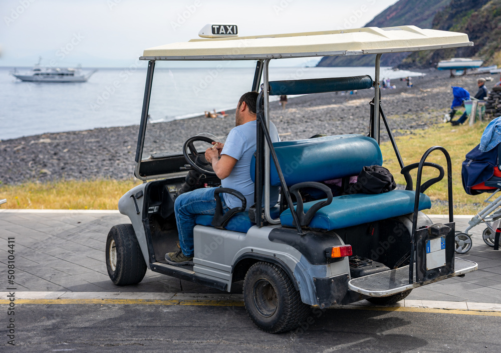 Liparische Inseln, STROMBOLI: Besondere, kleine elektrische Taxis auf der Vulkaninsel für die Touristen