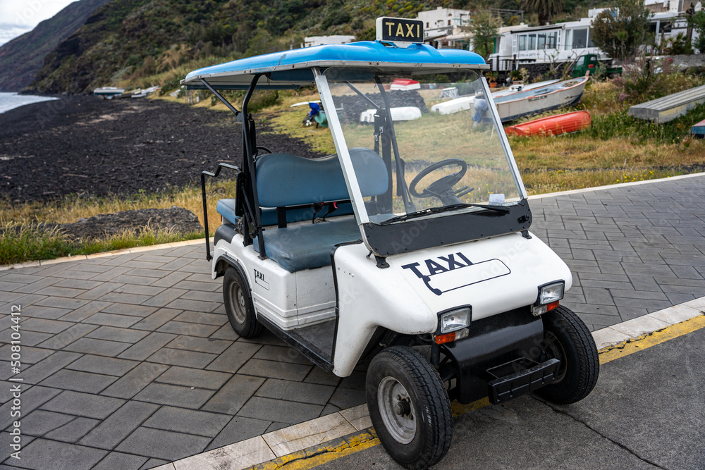 Liparische Inseln, STROMBOLI: Besondere, kleine elektrische Taxis auf der Vulkaninsel für die Touristen