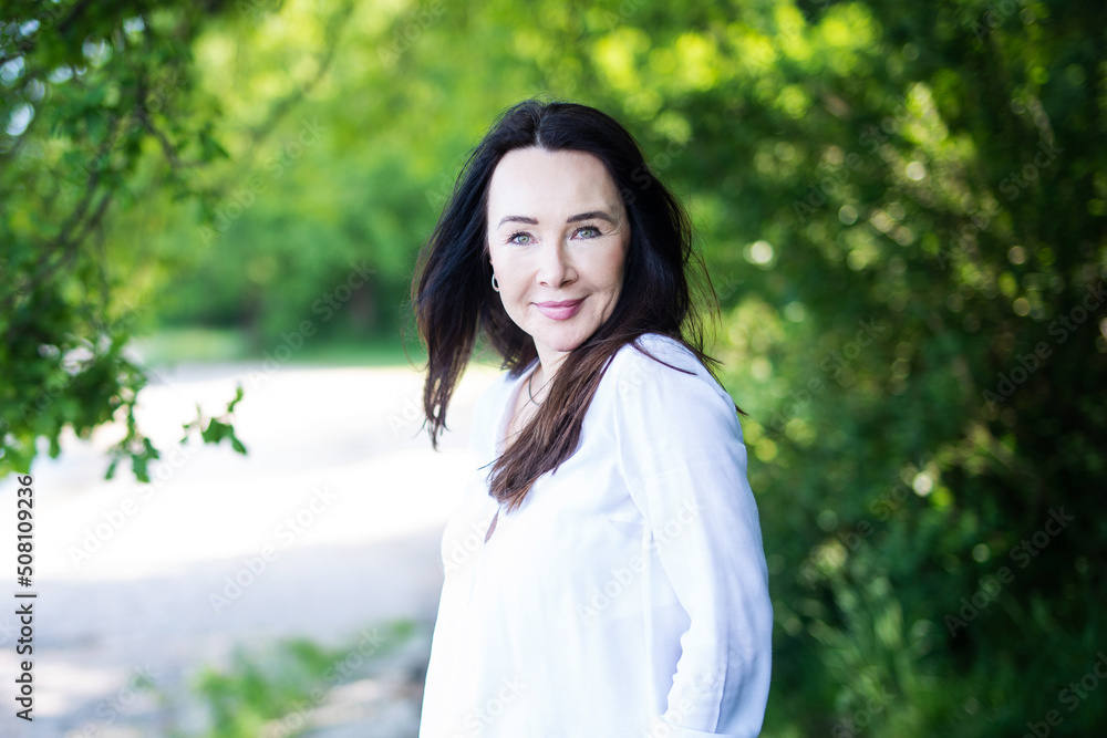 Portrait einer attraktiven Frau in den Best-Ager Jahren Portrait einer attraktiven Frau in den Best-Ager Jahren