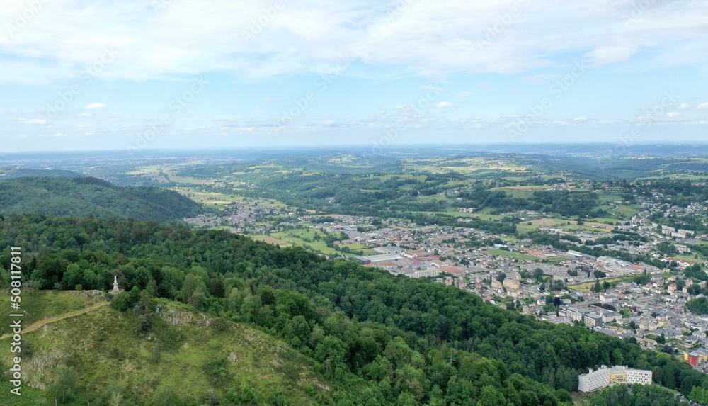 survol des vallées des Pyrénées dans le département des Hautes-Pyrénées et vue de Bagnères de Bigorre	