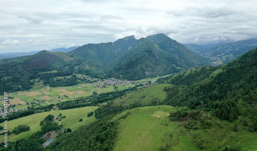Obraz premium survol des vallées des Pyrénées dans le département des Hautes-Pyrénées et vue de Bagnères de Bigorre 