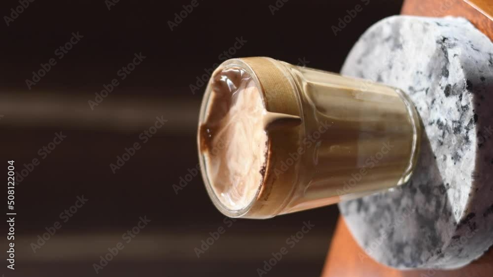 café dalgona, receta popular bebida coreana latte con espuma de café instantáneo, formato para redes sociales. Concepto de alimentos hechos en casa. 