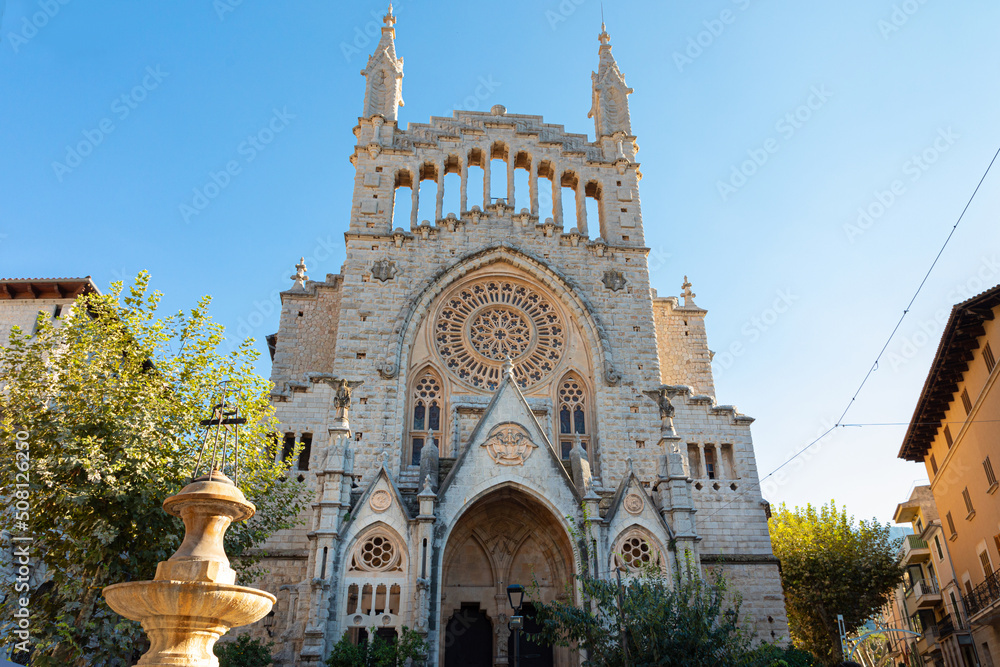 Iglesia de Sant Bartomeu del pueblo de Sóller, en las montañas de la Serra de Tramuntana de Mallorca.