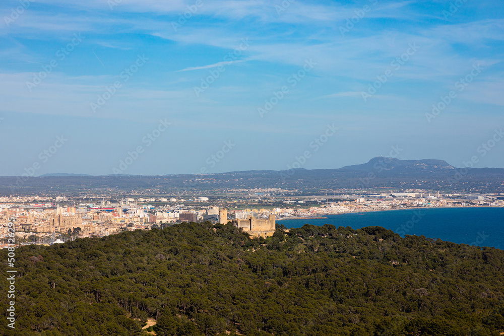 Vista de la ciudad de Palma de Mallorca, con el Castillo de Bellver en la cima de una colina. Vista del puerto de Palma de Mallorca.