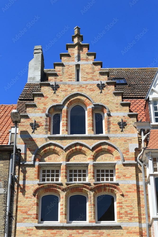 Naklejka premium Fassade mit Stufengiebel in Nieuwpoort