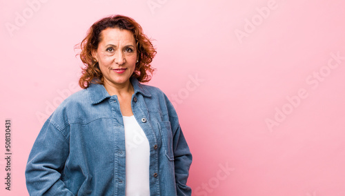 Cuadro en lienzo middle age hispanic woman smiling cheerfully and casually with a positive, happy