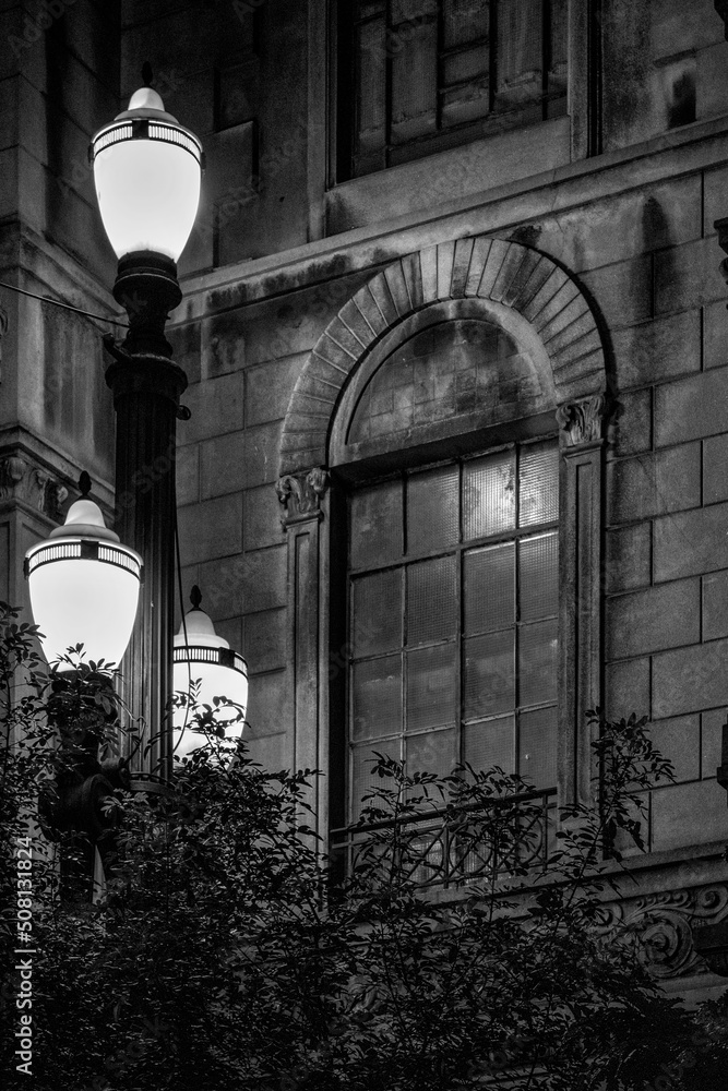 Antigas Luminárias e antiga Janela em São Paulo na região da Praça da