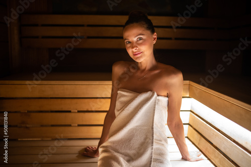 Foto Woman relaxing in a sauna
