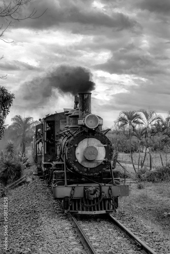 Trem antigo a vapor soltando fumaça pela chaminé