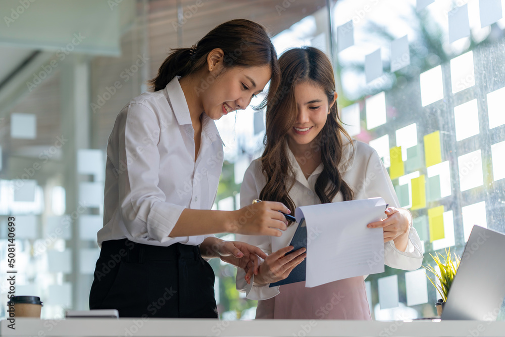 Obraz premium two successful business women working together in the office