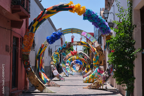 Instalación de arte andador Carranza en las Calles del Centro Histórico de Querétaro