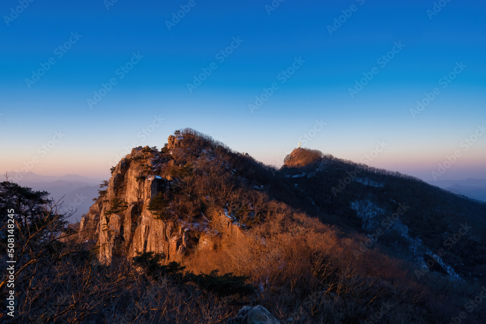 Naklejka premium Scenic view of Mt.daedunsan during sunrise