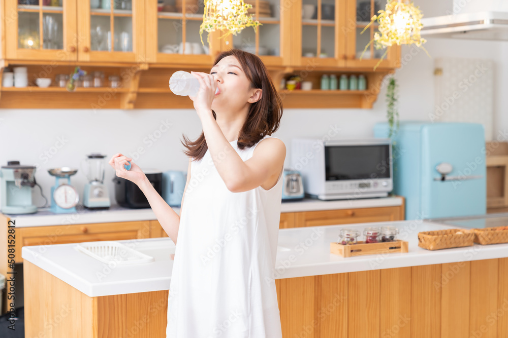 水を飲む女性 水を飲む女性