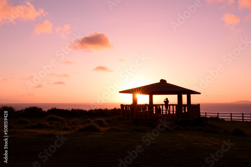 沖縄の水平線に沈む夕陽