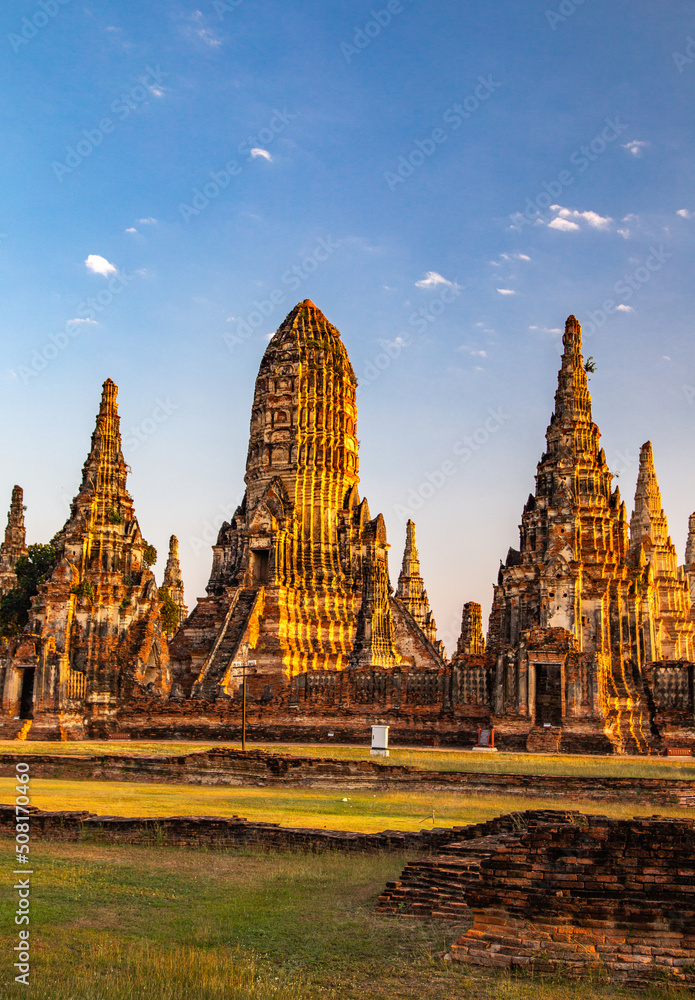 Obraz premium Wat Chaiwatthanaram, famous ruin temple near the Chao Phraya river in Ayutthaya, Thailand