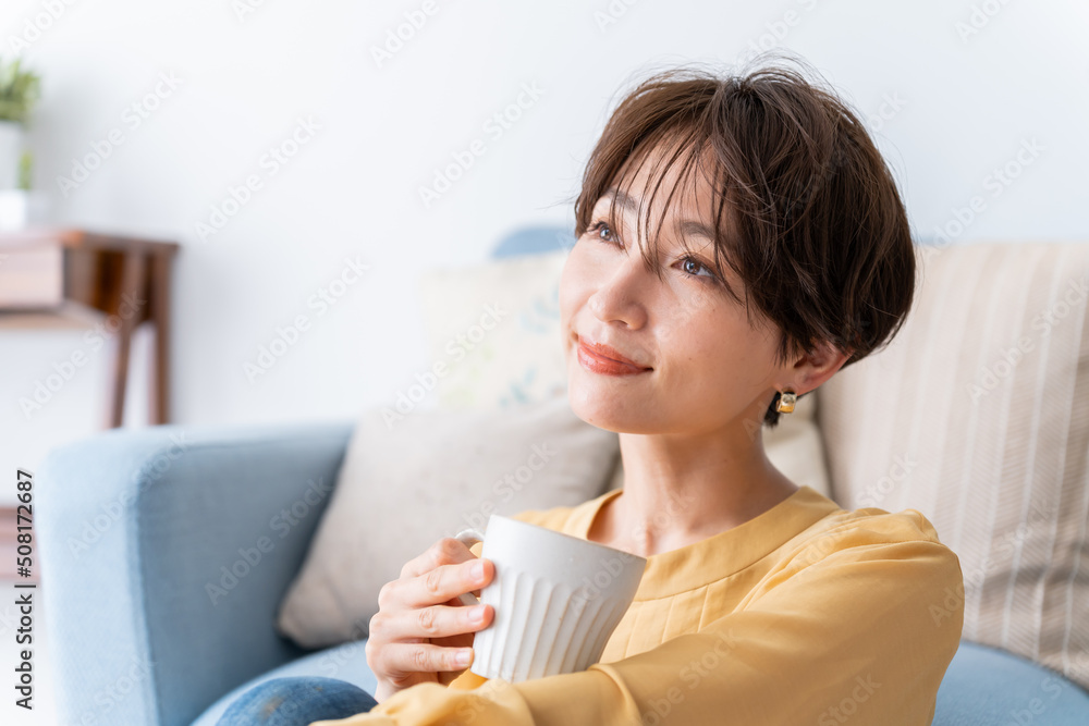 コップを持った日本人女性 コップを持った日本人女性