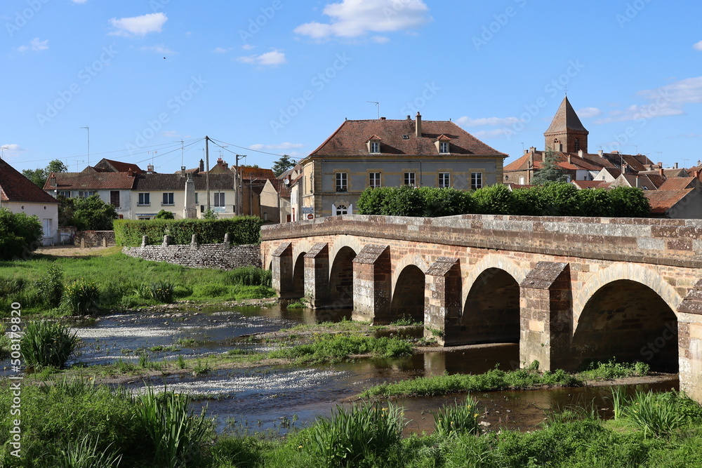 Vue d'ensemble du village, avec la rivière le Serein en premier plan, village de Guillon Terre-Plaine, département de l'Yonne, France