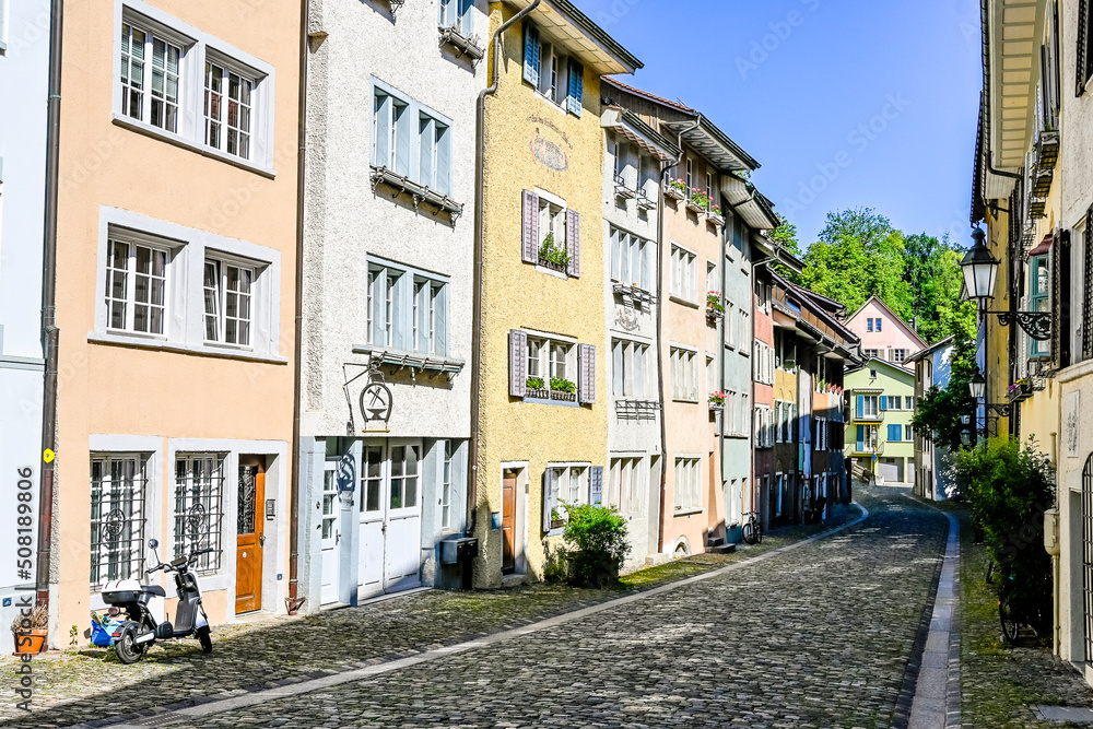 Obraz premium Stadt Baden, Altstadt, Altstadthäuser, historische Häuser, Gassen, Altstadtgassen, Oberstadt, Limit, Fluss, Aargau, Sommer, Schweiz