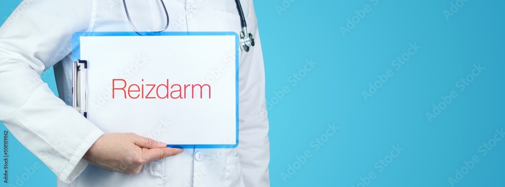 Reizdarm. Arzt mit Stethoskop hält blaues Klemmbrett. Text steht auf Dokument Reizdarm. Arzt mit Stethoskop hält blaues Klemmbrett. Text steht auf Dokument