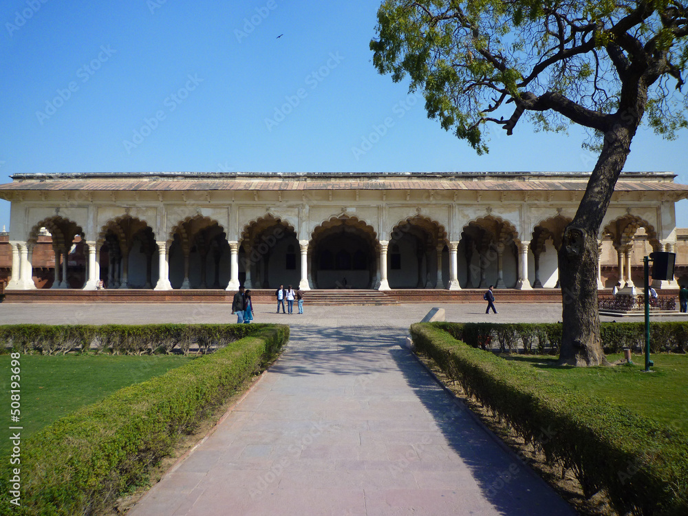 インドの庭園を囲うアーチ状の柱の城壁