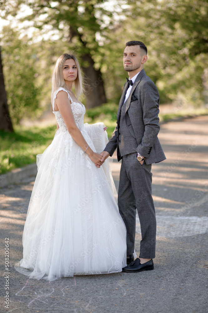 Naklejka premium happy wedding, bride and groom together